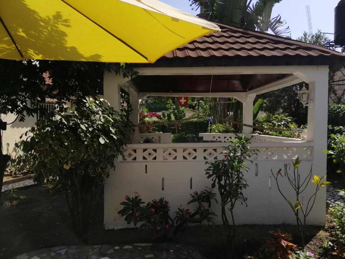 Swiss Garden House In Kerr Sering With Full Private Compound เซเรคุงดา ภายนอก รูปภาพ